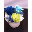 東京都新宿区しのざきの花　白の可愛いココットに入ったプリザーブドフラワー「ブルー系」